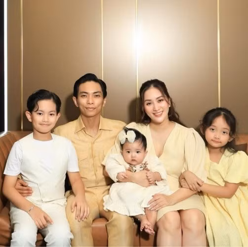 "Thành quả" của cặp đôi sau 16 năm bên nhau là có 3 con xinh đẹp, nếp tẻ đủ cả.