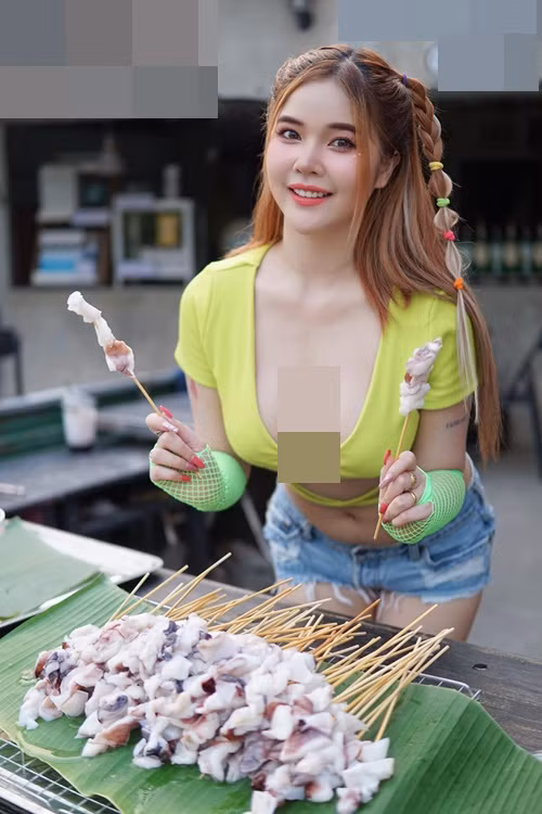Mặc áo xẻ ngực sâu đồng thời cúi người thấp, hot girl xinh đẹp khiến nhiều người phải đỏ mặt.