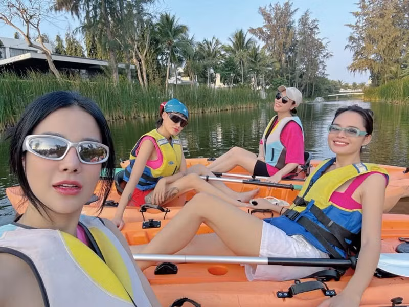 Chia sẻ hình ảnh du lịch cùng hội bạn thân, Đàm Thu Trang viết: "Làm phụ nữ ở tuổi này thật khó, vừa phải đọ trẻ đẹp với các em 18, vừa phải đọ giàu có với các chị 45".