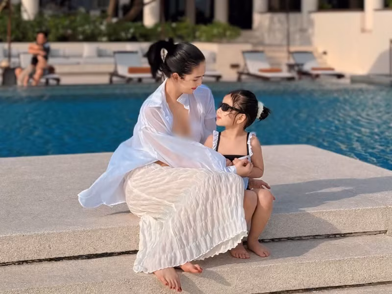Ngoc Trinh goi cam di nghi duong cung con gai nuoi