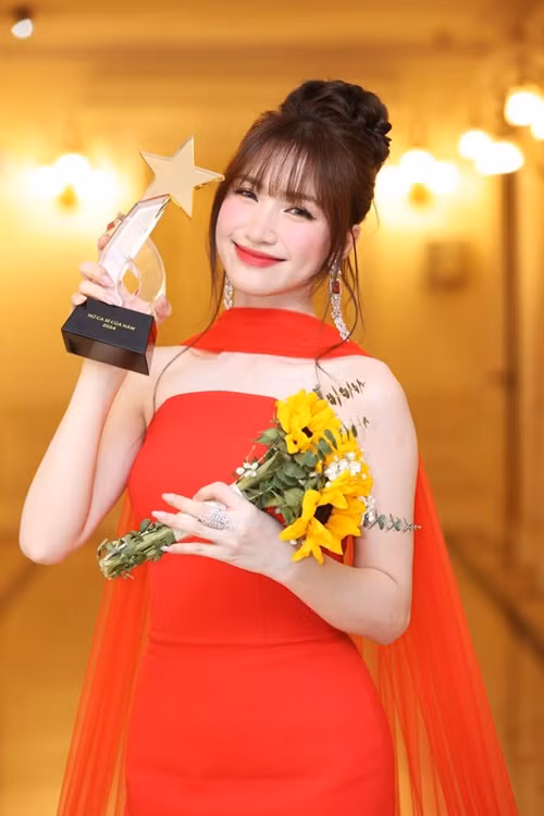 Nữ ca sĩ Hòa Minzy vừa giành giải Nữ ca sĩ của năm ở lễ trao giải Cống hiến 2024. Ảnh: FBNV.