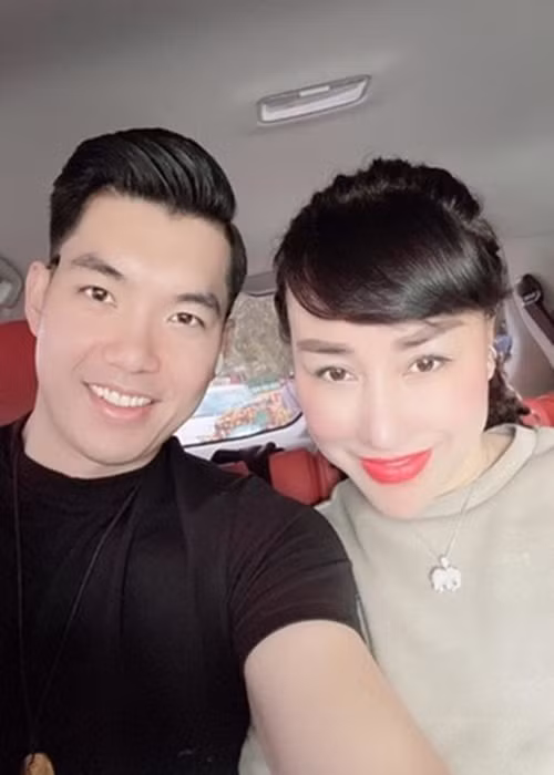 Dịp kỷ niệm ngày cưới, nam diễn viên thường dành lời yêu thương cho vợ hơn tuổi.