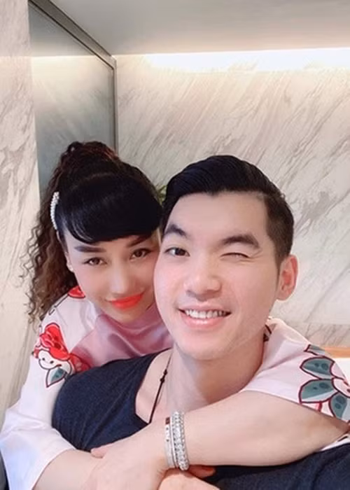 Trương Nam Thành thi thoảng đăng tải hình ảnh hạnh phúc bên Thu Huyền trên mạng xã hội.