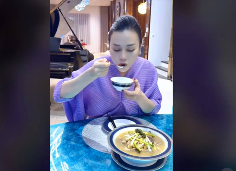 Nữ diễn viên tự nấu món dạ dày hầm hạt sen bổ dưỡng cho bà bầu.