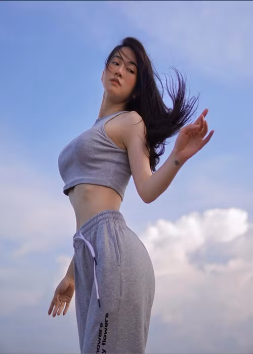 Người tình màn ảnh của Huỳnh Anh có phong cách thời trang đa dạng.
