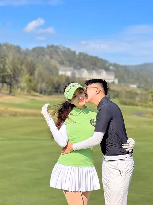 Cặp đôi hẹn hò trên sân golf. Ảnh: FBNV.