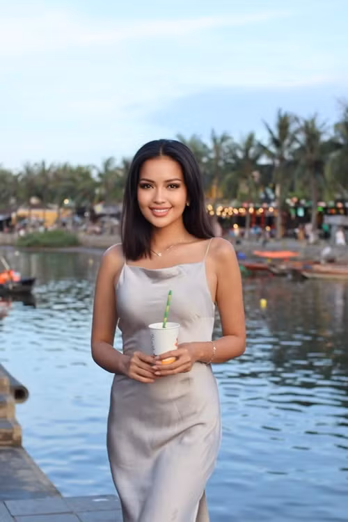 Giữa ồn ào của Ngọc Châu, ông Trần Việt Bảo Hoàng - CEO của Unicorp, công ty nắm bản quyền Hoa hậu Hoàn vũ Việt Nam chia sẻ trên Znews, Ngọc Châu chưa tốt nghiệp Đại học Tôn Đức Thắng. "Thời điểm thi Hoa hậu Hoàn vũ Việt Nam 2022, thông tin trong hồ sơ của Ngọc Châu hoàn toàn trung thực là trình độ học vấn 12/12 và đang học ngành Công nghệ sinh học, Đại học Tôn Đức Thắng. Hiện, Châu chưa tốt nghiệp Đại học Tôn Đức Thắng", ông Bảo Hoàng cho hay.