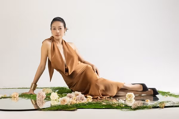 Phí Linh thời gian gần đây để tóc dài, giữ hình ảnh trung tính, hài hoà trong vai trò dẫn dắt các chương trình Cafe sáng, Điều nhỏ bé kỳ diệu, Về nghe gió hát… Sau lễ khai mạc SEA Games 31, Phí Linh xuất hiện nhiều hơn trong các diễn đàn, chương trình lớn với phong thái chỉn chu.