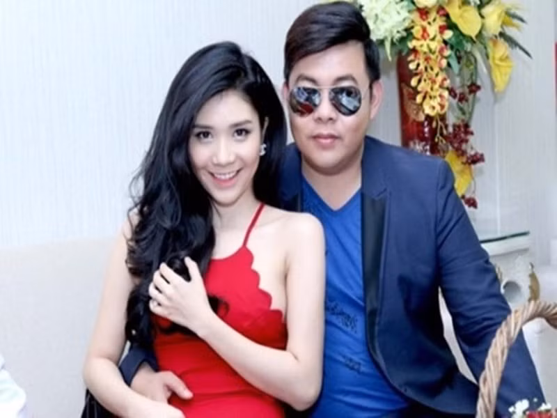 Năm 2015, Quang Lê và Thanh Bi hẹn hò. Năm 2017, sau khi chia tay, Quang Lê bất ngờ chia sẻ: “Tôi ra Hà Nội vẫn có thể đi ăn với Thanh Bi. Thậm chí không phải người yêu vẫn có thể ngủ chung, chuyện đó rất bình thường”. Ảnh: FBNV.