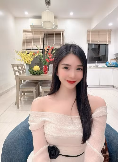 Ở tuổi 32, tình cũ Quang Lê tích cực tham gia các hoạt động nghệ thuật, kinh doanh. Ảnh: FBNV.