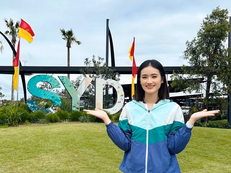  Hoa hậu Huỳnh Trần Ý Nhi đến Australia vào tháng 11/2023. Chuyến du học của người đẹp sẽ kéo dài 2 năm.