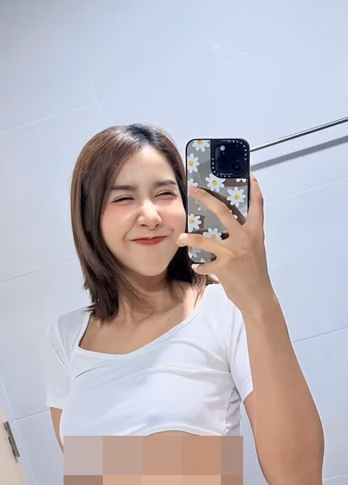 Cô nàng khiến nhiều người phải đỏ mặt khi mặc hở chân ngực kết hợp với nội y.