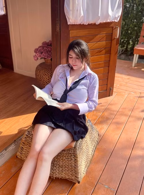 Nhiều ý kiến cho rằng hot girl người Thái Lan sẽ tiến xa hơn nếu ăn mặc phù hợp, kín đáo.