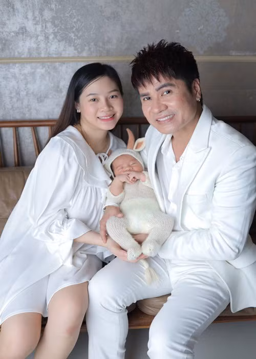 Lương Gia Huy và Thùy Uyên bí mật kết hôn, tổ chức một đám cưới nhỏ tại nhà gái. Cặp đôi giữ kín chuyện tình cảm đến khi con trai chung Jacky đầy tháng mới chia sẻ tin vui. Ảnh: Sức Khỏe Đời Sống.