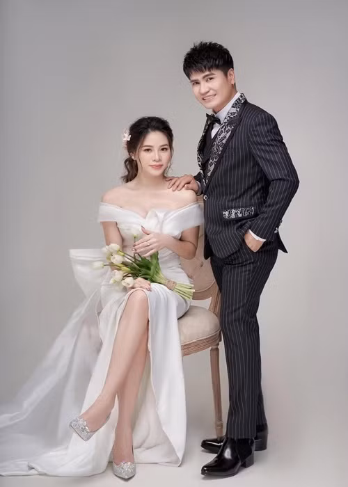 Vợ hai của Lương Gia Huy tên Thùy Uyên, sinh năm 1998, kém nam ca sĩ 18 tuổi. Vợ chồng nam ca sĩ gặp nhau trong một nhà hàng ăn uống khi Lương Gia Huy đi xây dựng nhà từ đường ở quê Thái Nguyên còn Thùy Uyên từ Gia Lai lên Thái Nguyên làm việc. Ảnh: Vietnamnet.
