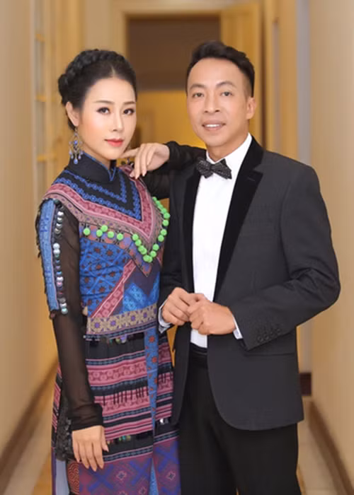 Việt Hoàn - Hoa Trần làm đám cưới năm 2007. Hoa Trần thừa nhận, cả hai không cùng quan điểm trong cuộc sống vì khoảng cách 18 tuổi. Đến tháng 11/2023, Việt Hoàn xác nhận hôn nhân tan vỡ. Ảnh: Dân Việt.