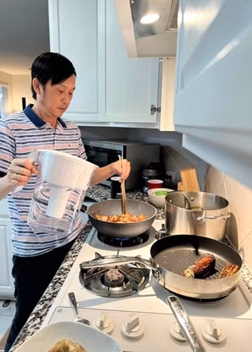 Hoài Linh nấu ăn cho người thân ở xứ cờ hoa. Ảnh: FBNV.