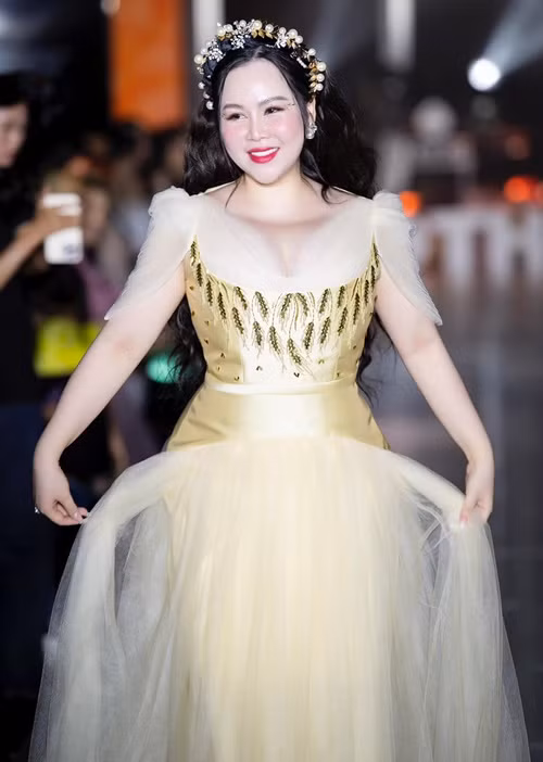 2 năm trở lại đây, cô trông khá đẫy đà.