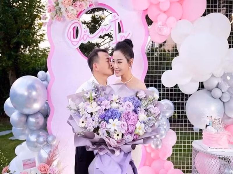 Phương Oanh liên tục khẳng định không phải là người thứ ba chen vào cuộc hôn nhân của Shark Bình và bà Lan Hương. Phương Oanh chia sẻ, sai sót của cô là thiếu hiểu biết và quá vô tư khi bước vào mối quan hệ tình cảm với Shark Bình vì anh nói độc thân, hôn nhân đổ vỡ và đồng thuận ly hôn. Bên cạnh đó, nữ diễn viên gửi lời xin lỗi đến khán giả và nhận lỗi. Ảnh: Vietnamnet.