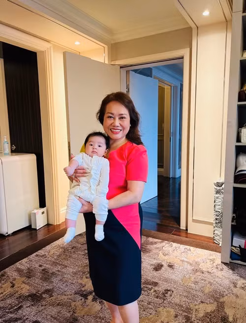 Bà yêu thương, chiều chuộng cháu ngoại.