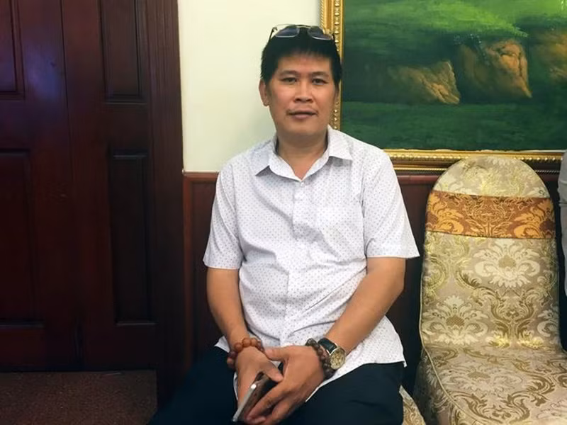 Phước Sang chia sẻ, thu nhập chính của anh từ công việc chấm thi. “Một số công ty truyền thông cần nội dung tôi có thể tư vấn, đề xuất định hướng… cũng như hỗ trợ một số dự án nghệ thuật. Thỉnh thoảng tôi viết kịch bản, ai làm phim cần biên tập thì tôi giúp”, anh cho hay. Ảnh: Saostar.