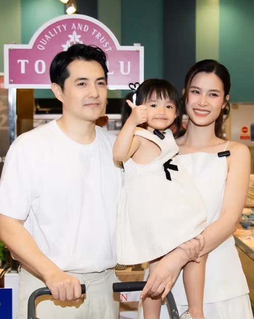 Vợ chồng Ông Cao Thắng thường xuyên đăng tải hình ảnh của bé Winnie, đưa ái nữ tham gia các sự kiện, chương trình.