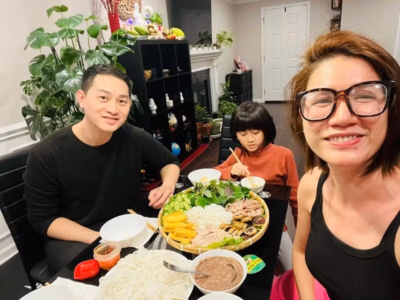 Cựu người mẫu khẳng định tình hình tài chính của vợ chồng cô rất ổn định, đi làm ở Mỹ chỉ vì thích. Ảnh: FBNV.