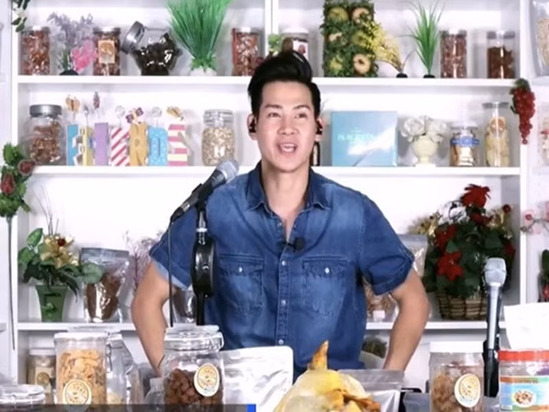 Khi sang xứ cờ hoa, Phùng Ngọc Huy làm lại từ đầu. Ban đầu, anh đi bán mỹ phẩm. Nam ca sĩ không biết chạy xe hơi nên đi xe đạp, từ chỗ thuê phòng ở ra chỗ làm mất 15-20 phút. Vào mùa đông, cứ chạy 5 phút nam ca sĩ dừng lại để chà hai tay vào nhau cho ấm lại. Sau đó, Phùng Ngọc Huy bán hàng online. Ảnh: Vietnamnet.