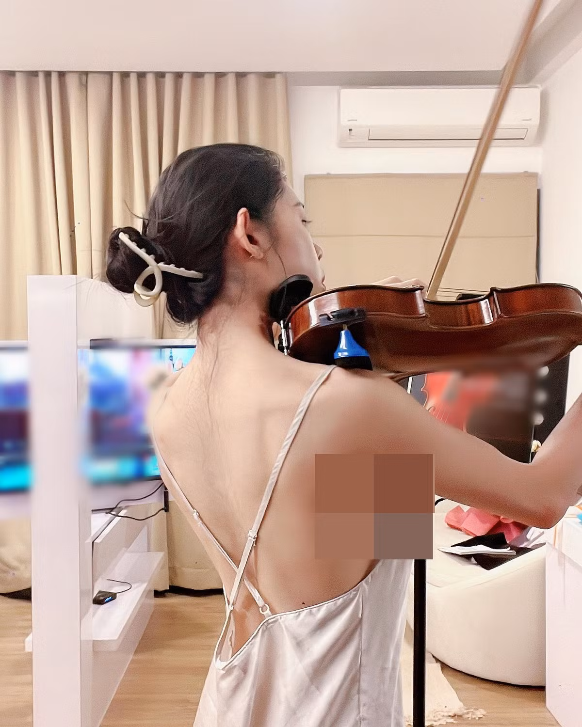 Cô nàng khoe vòng một lấp ló với váy hở lưng.