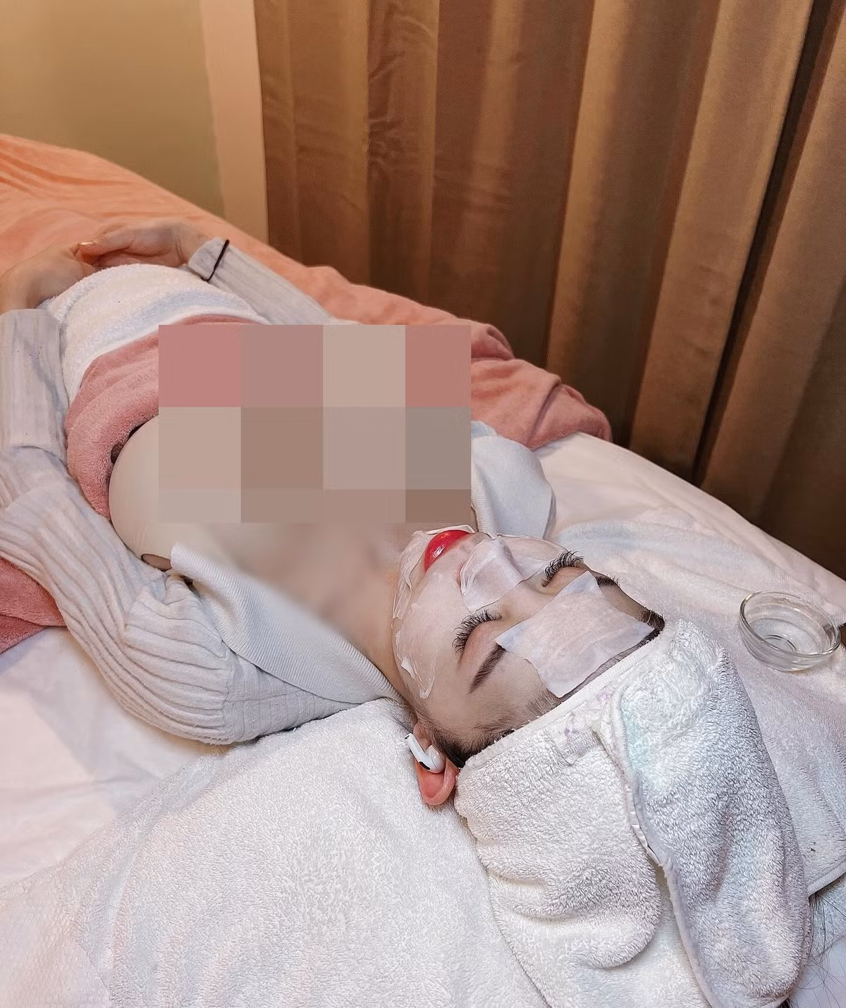 Krysstal chẳng ngại ngần mặc áo xẻ ngực sâu khi đi spa.