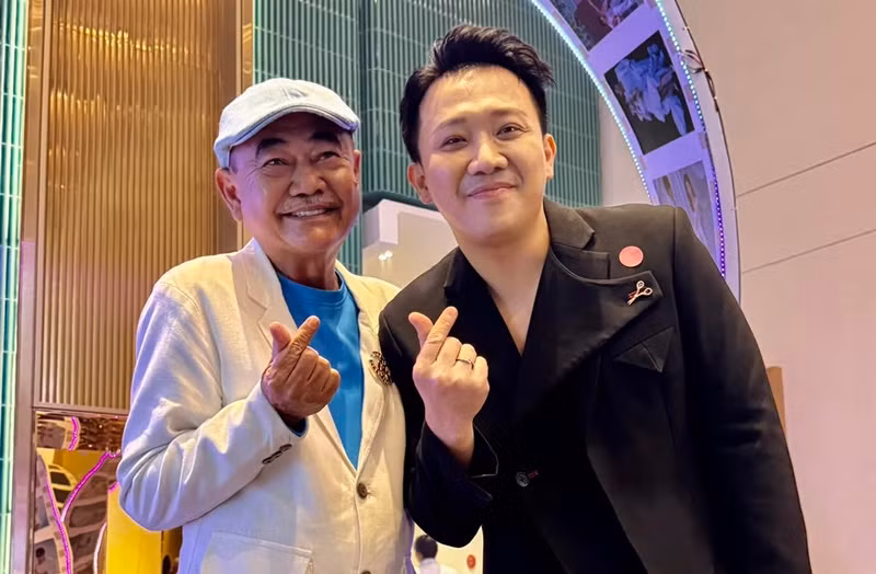 Trong cuộc phỏng vấn với Dân Trí, NSND Việt Anh hết lời khen ngợi tài năng của Trấn Thành. “Trấn Thành ngày càng giỏi, diễn xuất ngày càng chân thật hơn. Cách nhìn của cậu ấy với nghệ thuật cũng được nâng cấp hơn. Đến giờ, trong lòng tôi, vị trí "số 1" đó vẫn chưa có ai thay thế được”, ông nói. Ảnh: FBNV.