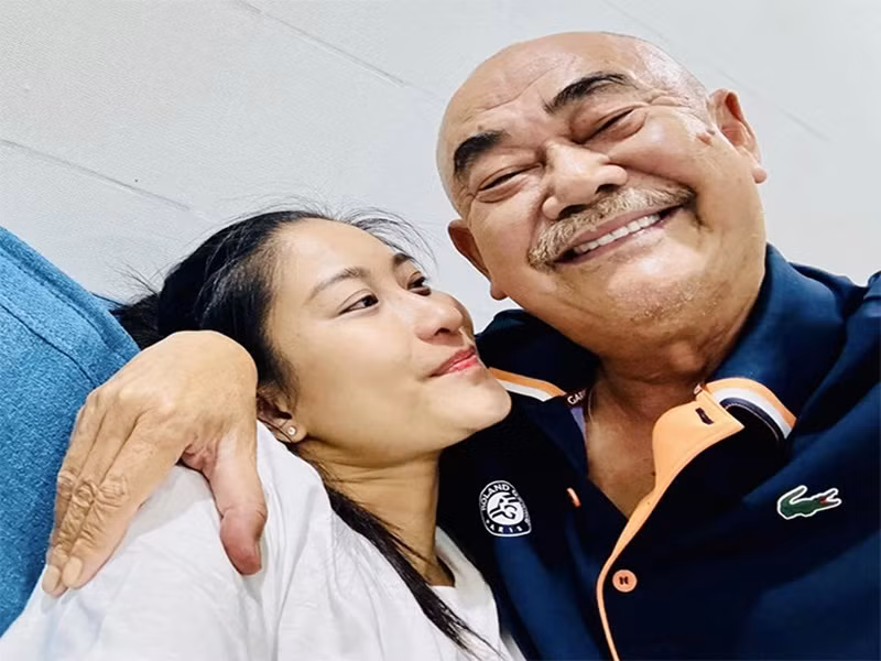 Nghệ sĩ Việt Anh chia sẻ trên Tiền Phong, những hình ảnh ông chia sẻ chỉ là trò đùa của học trò. Nam nghệ sĩ vẫn độc thân. Ảnh: FBNV.