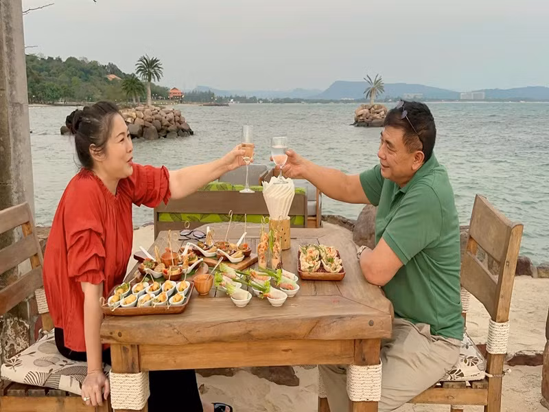 Lê Tuấn Anh muốn Hồng Vân phục hồi sức khỏe và tinh thần. Ngoài ra, cả hai hâm nóng tình yêu.