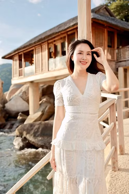 "…Phần vì trước nay làm gì tôi cũng nghĩ đến gia đình trước, cái gì ảnh hưởng đến gia đình là tôi không làm. Ông xã tôi không phải người làm trong nghề nhưng cũng chưa bao giờ yêu cầu tôi phải thế này, thế kia. Tuy nhiên, sống với nhau, tôi hiểu tính anh ấy như thế nào nên cố gắng tránh để xung đột xảy ra. Đó cũng là cách để mình bảo vệ gia đình mình thôi”, cô nói. Ảnh: FBNV.