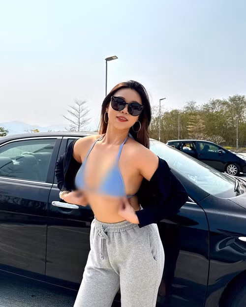 Wing Tung Suen cởi áo khoe nội y khi xuống phố.
