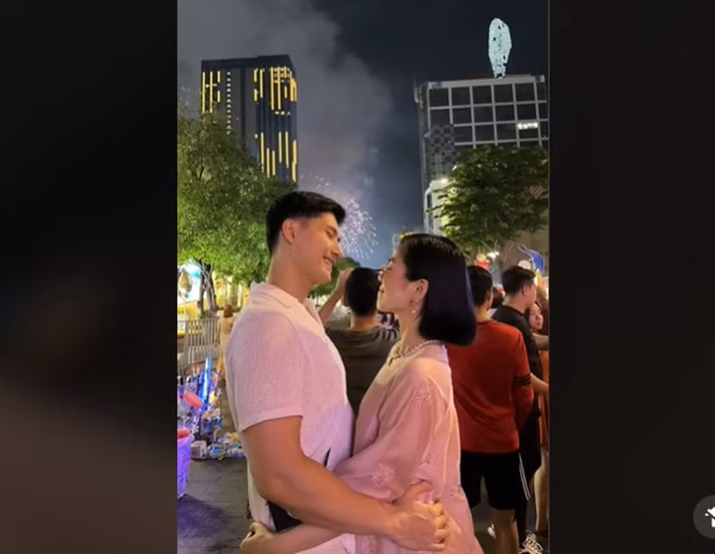 Nam người mẫu và bạn gái hơn 12 tuổi luôn bên nhau trong các dịp quan trọng như lễ Tết, sinh nhật.