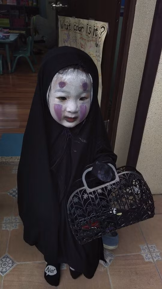  Halloween luôn là dịp để mọi người thi nhau thực hiện những màn hóa trang thành ma, quỷ hoặc những nhân vật nổi tiếng trong các bộ phim hoạt hình, truyện tranh... Để những màn hóa trang này đạt đến mức độ hoàn hảo, xuất sắc khiến mọi người phải trầm trồ không phải là điều dễ dàng. Thế nhưng chỉ với sự sáng tạo, nghịch ngợm của bố mẹ mình cùng với vài bức ảnh... một bé gái đã trở thành nhân vật hot nhất trên mạng xã hội Việt Nam, Trung Quốc và nhiều quốc gia châu Á trong mùa Halloween năm nay. Ảnh trong bài: Sohu/Sina/Beat.vn.