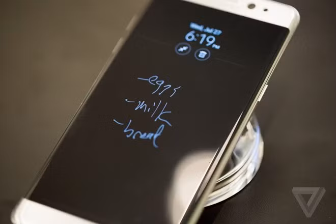 Chống nước chống bụi theo chuẩn IP 68. Galaxy Note 7 là smartphone đầu tiên trong dòng Note được trang bị công nghệ IP 68 tương tự dòng Galaxy S. Ngay cả bút S-Pen cũng được trang bị công nghệ này.