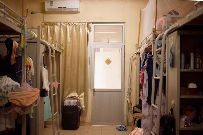 Những người không có đủ kinh phí để thuê nhà bên ngoài sẽ được dồn vào các khu kí túc xá và không rời khỏi đây cho đến khi tuần làm việc kết thúc. Nó nóng, bụi bặm và đôi khi bốc lên những mùi hôi của mảnh vụn kim loại.