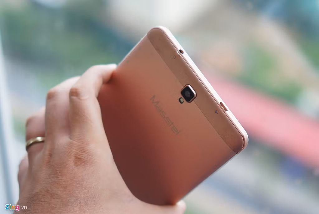 Cụm camera sau được thiết kế lồi. Về trải nghiệm, Tab 715 đáp ứng được những nhu cầu cơ bản. Máy cho thấy độ trễ ở tốc độ xử lý. Bù lại, các thao tác vuốt, trượt trên máy khá mượt nhờ giao diện được làm đơn giản, không tùy biến sâu.