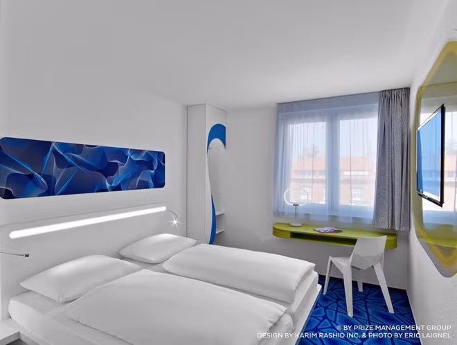 Khách sạn Prizeotel ở Đức khá hiện đại với những phòng ngủ có đèn và nhạc được điều khiển qua Bluetooth. Trong mỗi phòng cũng đi kèm với một TV màn hình phẳng 32 inch.