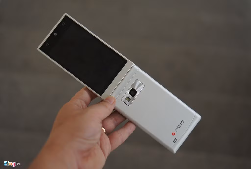 Freetel Musashi có giá bán khoảng 19.000 yen tại Nhật Bản (4,2 triệu đồng), trang bị những thông số cơ bản của một smartphone Android giá rẻ. Tất nhiên, với thiết kế nắp gập, cách người dùng sử dụng nó sẽ hoàn toàn khác.