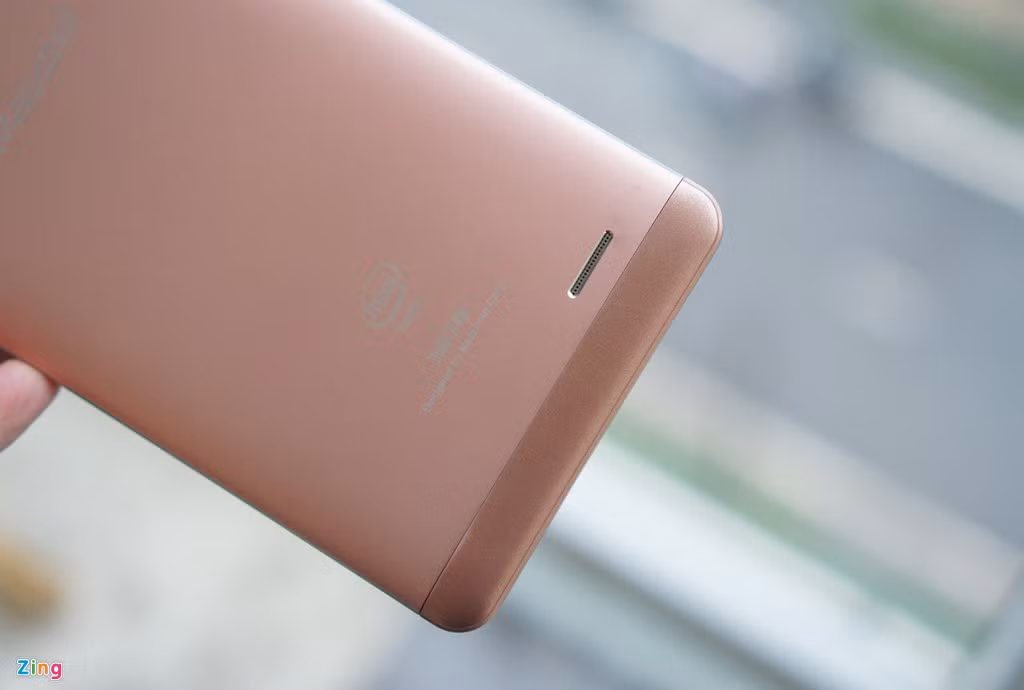 Giống với một số smartphone hoặc tablet giá mềm đang có mặt trên thị trường, model này gặp một điểm trừ là phần nắp nhựa không mấy ăn nhập với thân máy, dù đã giả màu sơn.