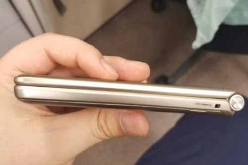 Galaxy Folder 2 sở hữu lớp vỏ kim loại với độ mỏng khá tốt.