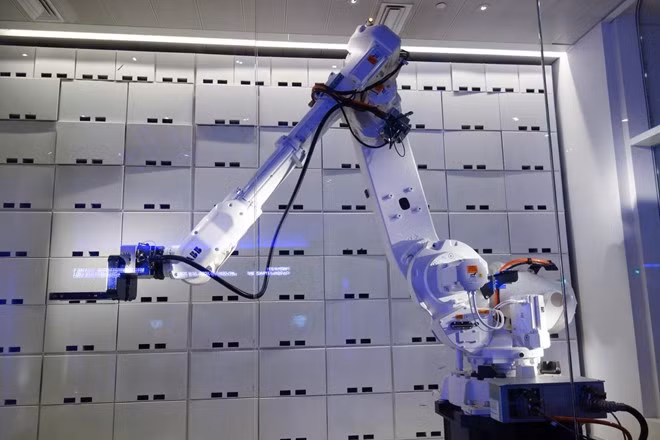 Khách sạn Yotel tại New York sở hữu robot có tên Yobot, quản lí việc trông coi hành lí của khách hàng bằng mã PIN. Ngoài ra, phòng ngủ của khách sạn có giường gắn động cơ, giúp cải thiện không gian sàn.