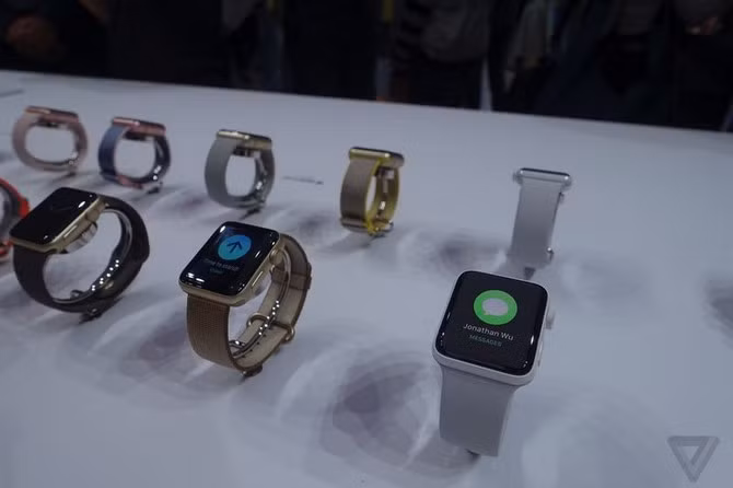 Apple Watch Series 2 có giá bán chính thức từ 369 USD (8,2 triệu đồng), thiết bị sẽ lên kệ vào tuần tới. Đối với thế hệ đầu, Apple cũng nâng cấp với chip xử lý mới có tốc độ nhanh hơn, giảm giá xuống còn 269 USD (khoảng 6 triệu đồng).