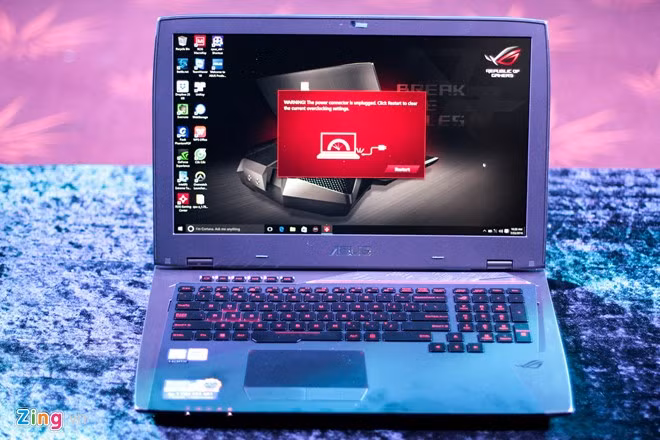 Khi đã tháo rời, Asus ROG GX700 vẫn hoạt động mạnh mẽ như một chiếc laptop chơi game.