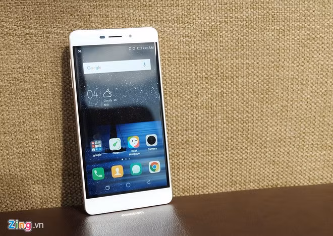 Coolpad Sky 3 là sản phẩm hướng tới thị trường tầm trung của Coolpad. Máy sở hữu màn hình IPS LCD 5,5 inch độ phân giải HD và được bán ra tại Việt Nam với giá 3.990.000 đồng.