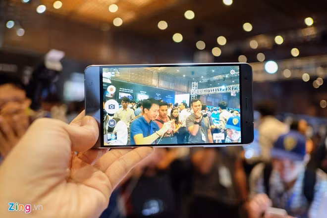 Máy có tốc độ chụp ảnh nhanh và lấy nét chính xác. Chống rung tốt khi quay video.