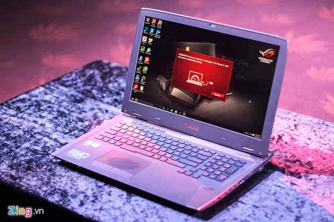 Asus ROG GX700 được trang bị màn hình 17,3 inch, độ phân giải 4K. Máy dùng chip Intel Skylake Core i7-6820HK, card đồ họa Nvidia GeForce GTX 980, RAM 8 GB, bộ nhớ trong 1.024 GB.